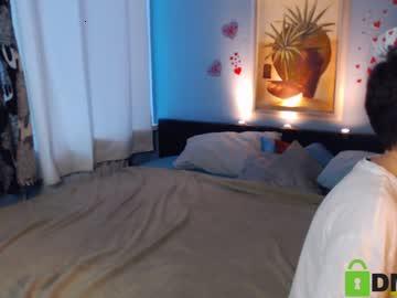 stesha_scissors_julia chaturbate